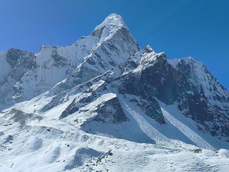 How difficult is the Everest 3 pass trek nepal