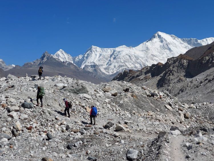 How to Manage Altitude Sickness While Trekking in Nepal