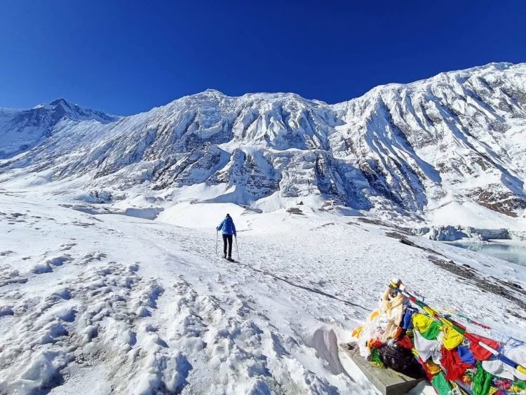 when is the best month trek to everest three high pass