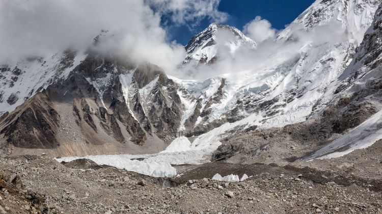 Trek to everest base camp